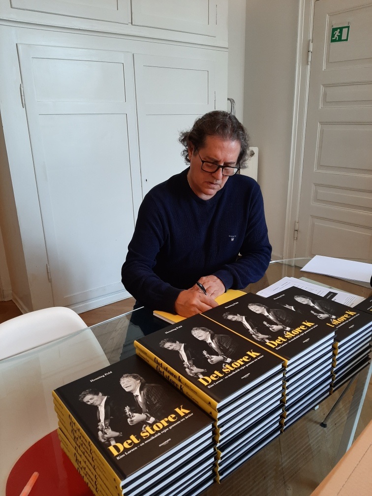 Henning Pold signerer
